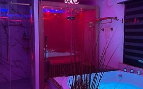L'Aurore suite de charme, clim jacuzzi, sauna, piscine chauffée cuisine...